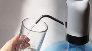 Temiz içme suyu pompa kullanılarak bardağa dökülür.