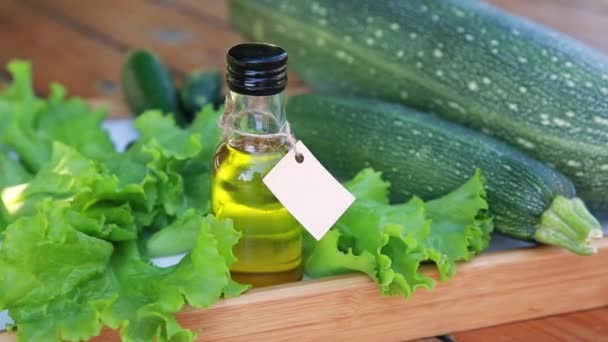 Pflanzenöl in einer kleinen Glasflasche mit Pappetikett — Stockvideo