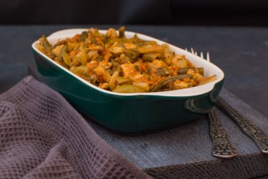 Yeşil fasulyeli sebze güveci ve yeşil seramik kasede karnabahar..