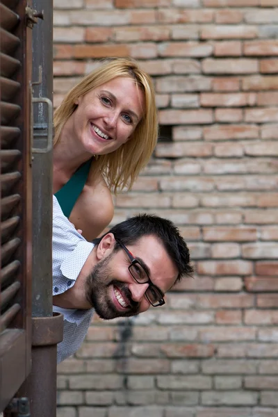 Glückliches, junges Paar genießt seinen Urlaub — Stockfoto