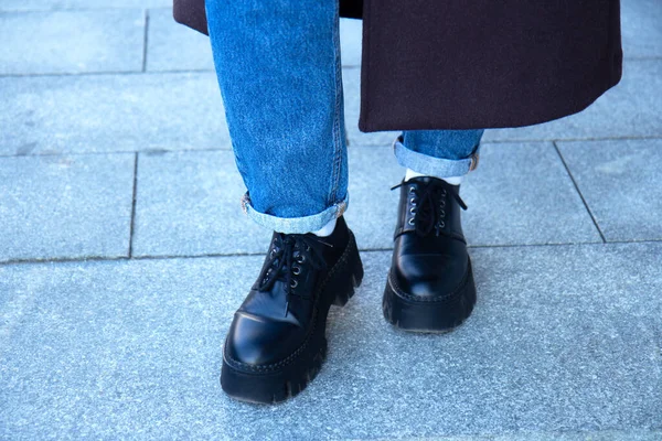 Gambe femminili in scarpe e jeans neri. Vista laterale — Foto Stock