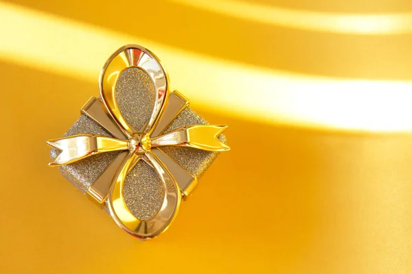 Λαμπερό Ασημένιο Κουτί Δώρου Χρυσό Φιόγκο Λαμπερό Χρυσό Φόντο Σχέδιο — Φωτογραφία Αρχείου