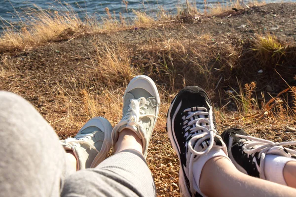 Deux Paires Jambes Féminines Baskets Sport Sur Bord Mer Pieds — Photo