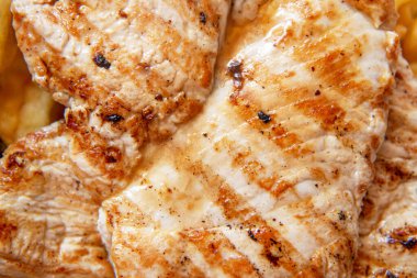 Altın kahverengi kabuklu ızgara tavuk ve patates kızartması. Tavuk kebabı. Izgarada tavuk eti. Açık hava barbeküsü. Kapat.