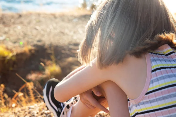 Νεαρή όμορφη έφηβη κοπέλα διαλογίζεται στην παραλία και απολαμβάνει το τοπίο — Φωτογραφία Αρχείου
