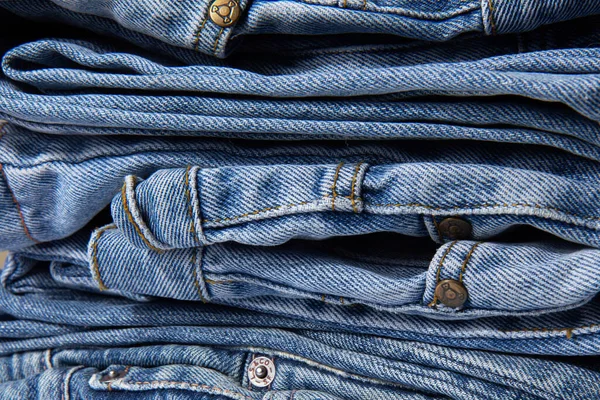 Hromada Modrých Džínů Abstraktní Pozadí Přikryté Pozadí Klasické Džínové Tkaniny — Stock fotografie