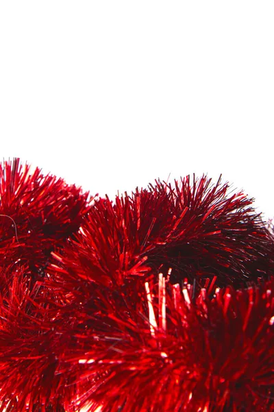 クリスマスレッドガーランド 白い背景に隔離されている ティンセルのストリップを箔 祭りの装飾の背景 — ストック写真