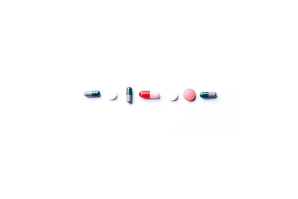 Beslenme takviyeleri ve diyet için haplar. Beyaz arka planda vitamin hapları. Tıbbi konsept. Yukarıdan görüldü. Düz yatıyordu