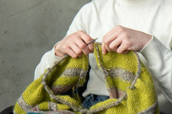 Junge Frau Strickt Warmen Bunten Pullover Hause Konzept Der Handarbeit — Stockfoto