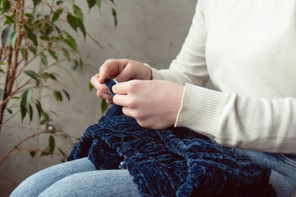 Junge Frau Strickt Warmen Blauen Pullover Hause Konzept Der Handarbeit — Stockfoto