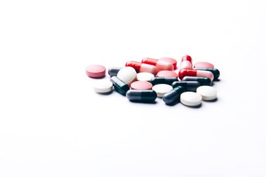 Beyaz arka planda vitamin hapları. Beslenme takviyeleri ve diyet için haplar. Tıbbi konsept. Tamamlayıcı ve tıbbi ürünler