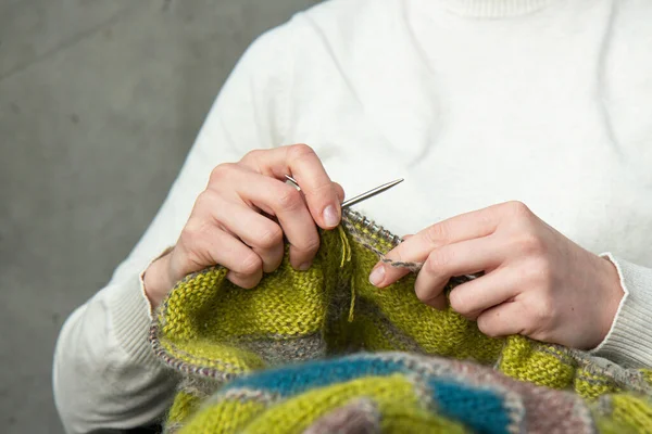 Junge Frau Strickt Warmen Bunten Pullover Hause Konzept Der Handarbeit — Stockfoto