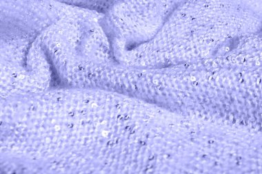 Açık mor, yumuşak, tüylü, parlak pullu hafif battaniye. Beyaz pamuk tekstil arkaplanı
