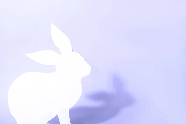 Weißer Osterhase Auf Violettem Hintergrund Osterferienkonzept Mit Niedlichem Handgemachtem Hasen lizenzfreie Stockfotos