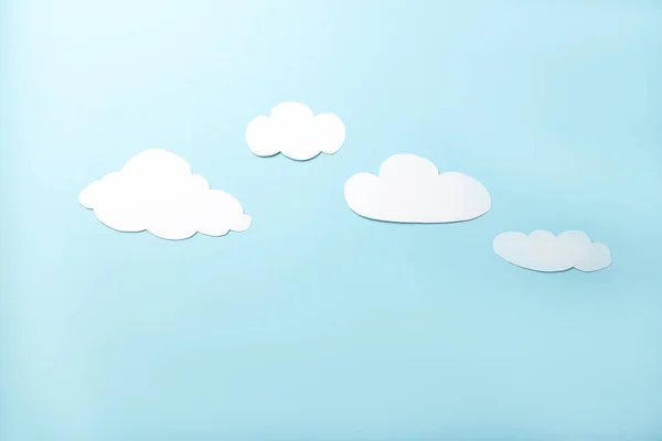 Papierkunst Weiße Wolken Auf Hellblauem Hintergrund Flache Lage lizenzfreie Stockbilder