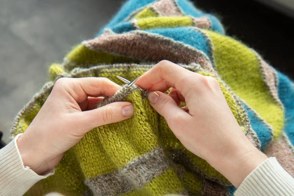 Młoda Kobieta Szydełkująca Ciepły Kolorowy Sweter Domu Koncepcja Robótki Ręcznej — Zdjęcie stockowe