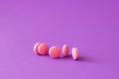 Menekşe arkaplanda vitamin hapları. Beslenme takviyeleri ve diyet için haplar. Tıbbi konsept. Tamamlayıcı ve tıbbi ürünler