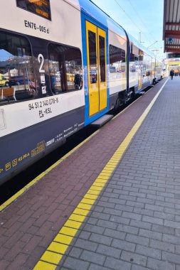 Polonya tren istasyonu. Platformda tren