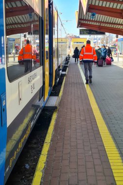 Polonya tren istasyonu. Platformda tren