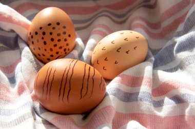 Ev yapımı tekstil arka planında boyanmış yumurtalar olan Paskalya tatili konsepti