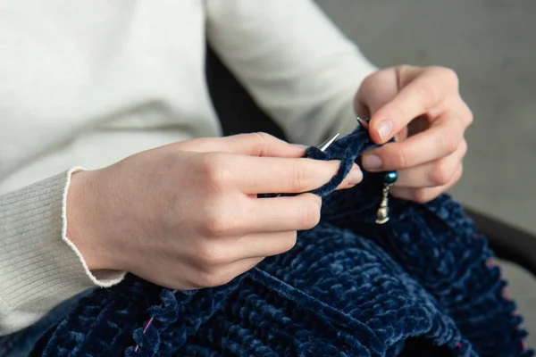 Junge Frau Strickt Warmen Bunten Pullover Hause Konzept Der Handarbeit — Stockfoto