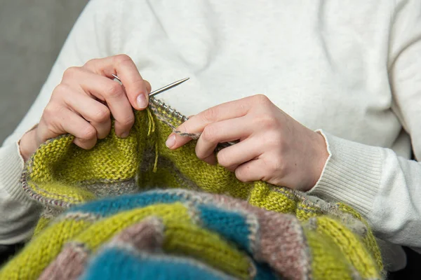 Junge Frau Strickt Warmen Bunten Pullover Hause Konzept Der Handarbeit Stockbild