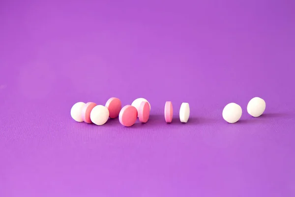 Вітамінні таблетки на фіолетовому фоні. Дієтичні добавки та таблетки для дієти — стокове фото