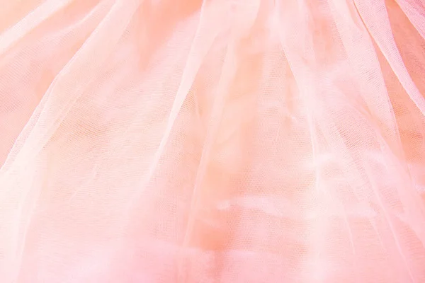 빛나는 구슬들 이 배경에 있는 아름다운 누드 핑크 툴레. 분말 섬유와 질감을 배경으로 그린 그림 — 스톡 사진