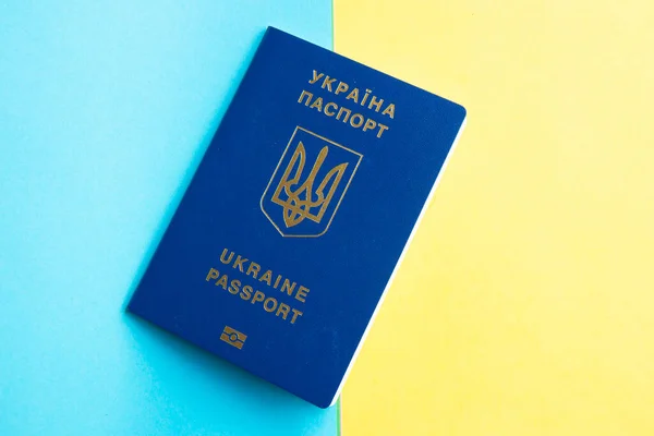 Mavi ve sarı arka planda bir Ukrayna vatandaşının pasaportu. Ukrayna pasaportundaki Ukrayna yazıtları