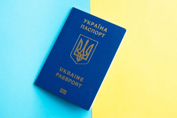 Reisepass Eines Ukrainischen Staatsbürgers Auf Blauem Und Gelbem Hintergrund Inschrift Stockbild
