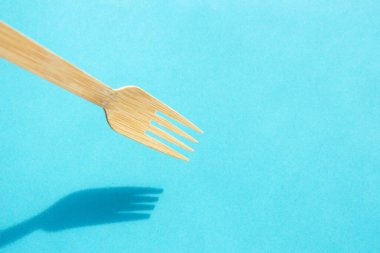 Parlak mavi arkaplanda ahşap bambu çatalı