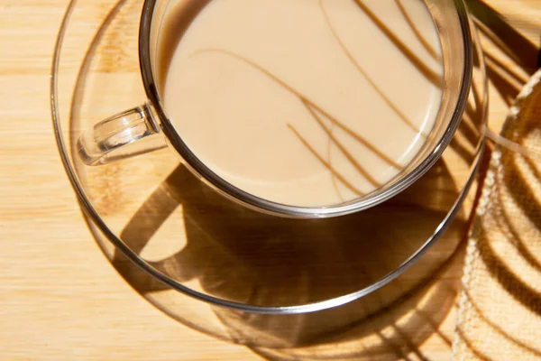 Glas Kop Med Duftende Kaffe Med Kontrasterende Skygger Fra Palmeblade - Stock-foto