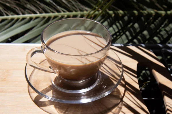 Стеклянная Чашка Ароматным Кофе Капучино Летней Веранде Фоне Пальм — стоковое фото