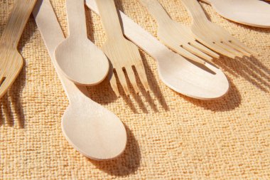 Tahta bambu çatal bıçak takımı kaşıklar ve çatallar doğal açık sarı arka planda