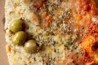 Lezzetli, zengin İtalyan pizzası karton bir kutuda.