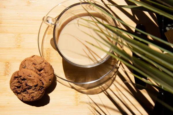 Copa Vidrio Con Fragantes Galletas Café Capuchino Chispas Chocolate Una — Foto de Stock