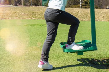 Çocuk parkta yürür. Temiz havada simülatörde aktif eğlence