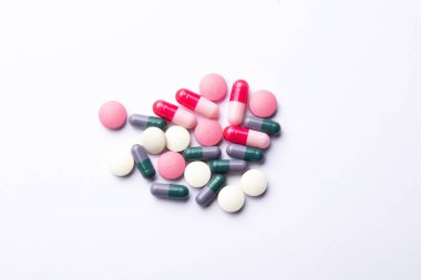Pembe vitamin hapları. Beslenme takviyeleri ve diyet için haplar. Tıbbi konsept. Düz yatıyordu