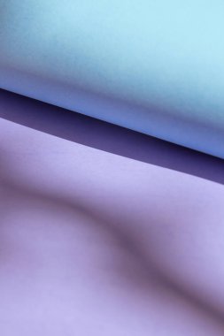 Soyut çok renkli geometrik kağıt arka plan. Mor, mavi renk. Parlak renkli kağıt arkaplanı