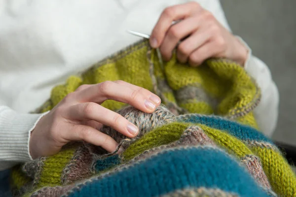 Junge Frau Strickt Warmen Bunten Pullover Hause Konzept Der Handarbeit lizenzfreie Stockbilder