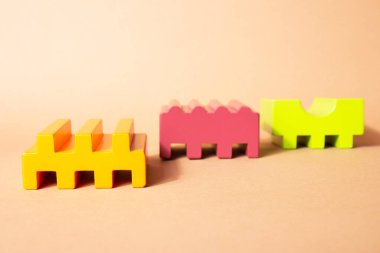 Ürün sergisi için parlak, renkli geometrik şekiller podyumu. Soyut şekillerin çok renkli mimarisi