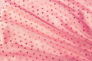 Parlak boncuklu güzel pembe tüller. Pembe tozlu kumaşın örtülü arka planı, dokusu. Boşluğu kopyala
