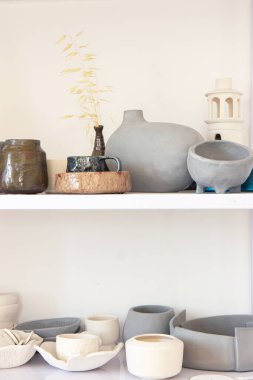 El yapımı seramik çanak çömlek. Çömlekçiliğin içinde. Çömlekçilik atölyesindeki raflar çömlekçilik atölyesinde raflarda duran bir sürü farklı çömlek var.