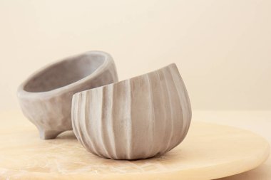 Seramik çanak çömlek ve el işi çanak çömlek. El işi kil toprak çanakları zanaatkar sınıfı atölyesinde. Çömlek, farklı çömlek. Kapat.