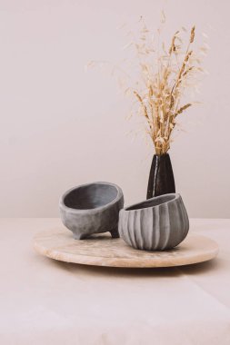 Seramik el işi çömlek kapları ve kurumuş çiçekli kil vazo. El işi kil toprak çanakları zanaatkar sınıfı atölyesinde. Çömlek, farklı çömlek.