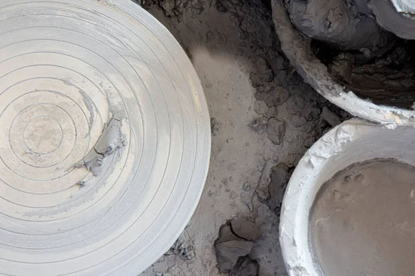 その上に粘土の塊でホイールをポッター 仕事のプロセス 土を扱う陶器職人 — ストック写真
