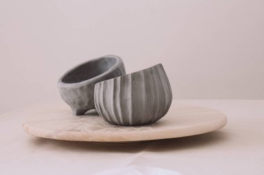 Seramik çanak çömlek ve el işi çanak çömlek. El işi kil toprak çanakları zanaatkar sınıfı atölyesinde. Çömlek, farklı çömlek.