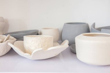 Seramik çanak çömlek ve el işi çanak çömlek. El işi kil toprak çanakları zanaatkar sınıfı atölyesinde. Çömlek, farklı çömlek.