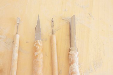 Seramik stüdyosunun arka planına yerleştirilmiş çömlek aletleri, zanaatkar sınıfları atölyesinde.