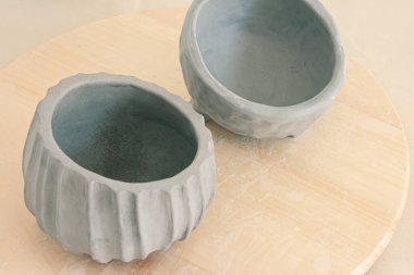 Seramik çanak çömlek ve el işi çanak çömlek. El işi kil toprak çanakları zanaatkar sınıfı atölyesinde. Çömlek, farklı çömlek. Kapat.